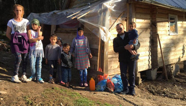 Девет Лединића под кровом